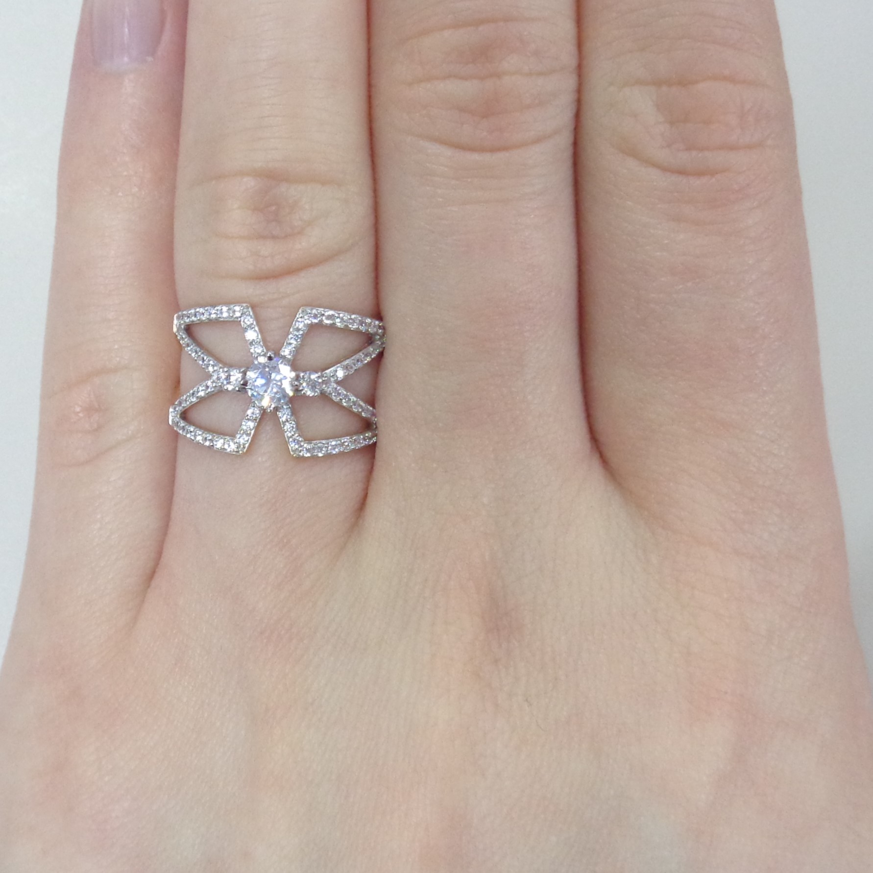 Золотое кольцо 585 пробы; родий; вставки 73 Фианит бесцв.;